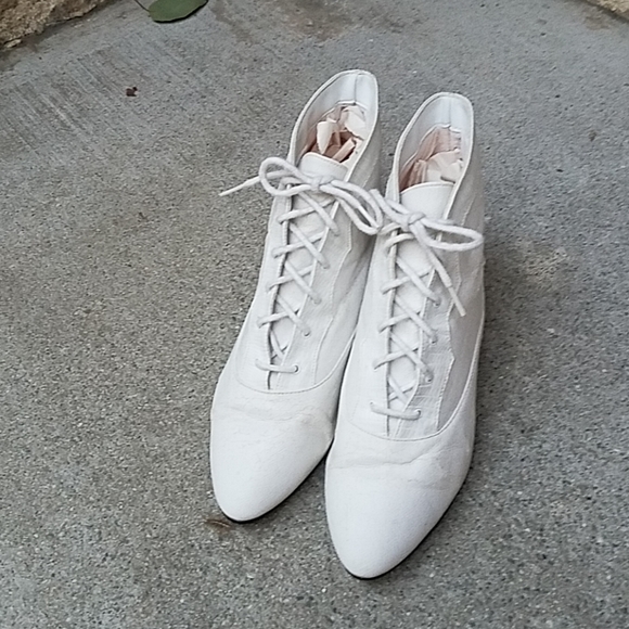 Rad white vintage granny boots! Size 4, 80s does Victorian - Picture 2 of 6